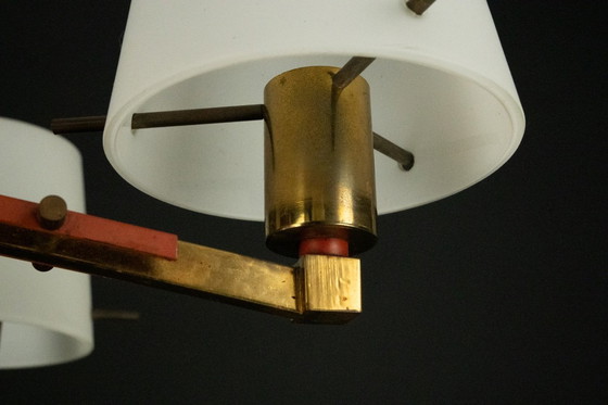 Image 1 of Mid Century 8-armiger Stilnovo-Kronleuchter aus Opalin, Messing und rotem Lack. Italien 1950er Jahre