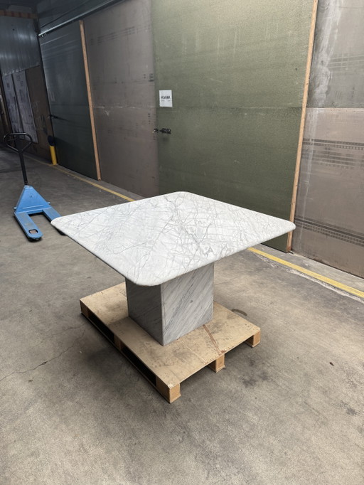 Hermosa mesa de comedor de mármol a muy buen precio debido a daños menores.