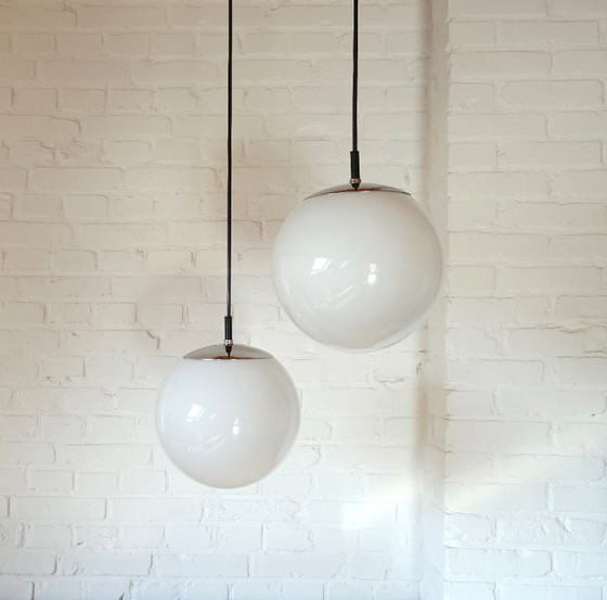 Image 1 of 1 des 2 suspensions en verre RAAK, modèle Morning Mist de style Mid-Century Modern avec douille chromée ; 2 ENCORE DISPONIBLES