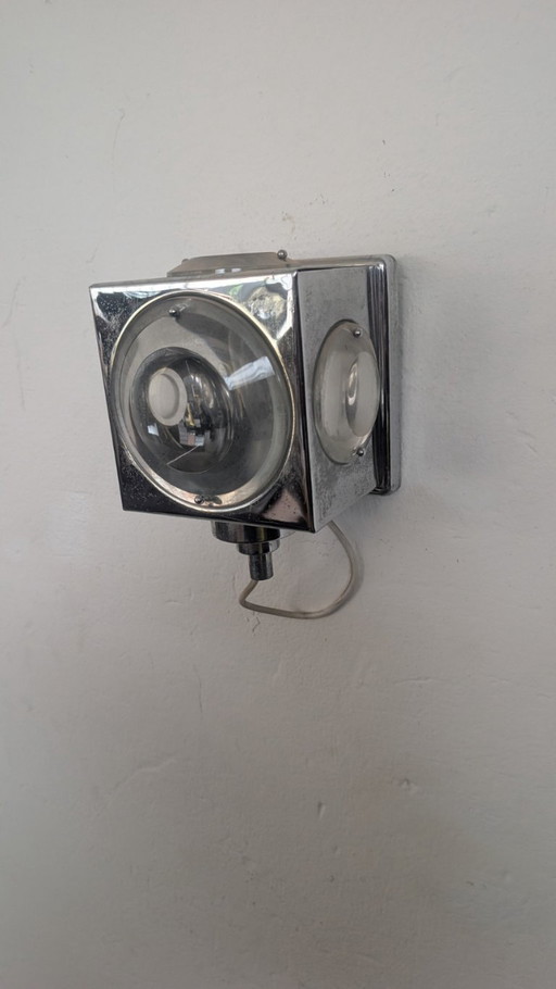 Un par de apliques de pared italianos de gran valor escultórico, atribuidos a Oscar Tarlasco.