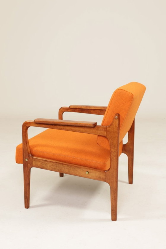 Image 1 of Vintage oranje fauteuil met wollen bekleding en walnootkleurig hout, mid-century modern stijl.