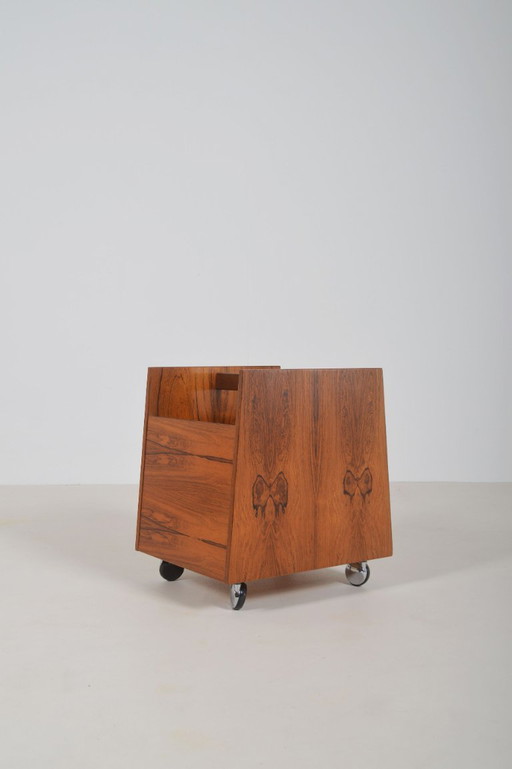 Revistero noruego de palisandro diseñado por Rolf Hesland para Bruksbo, década de 1960.