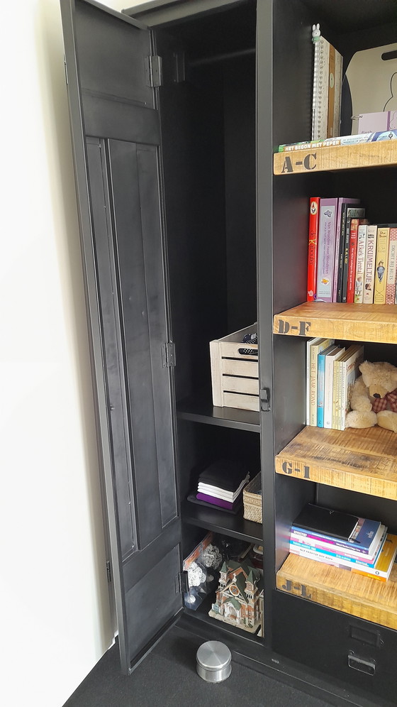 Image 1 of Armadietto nero con ripiani in legno di mango.