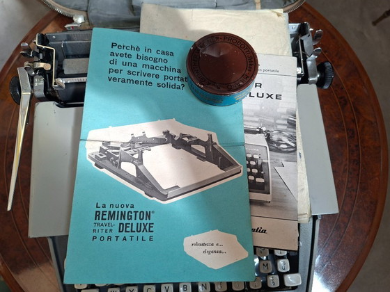 Image 1 of Remington Travel-Riter Deluxe (années 1960) + Documentation originale