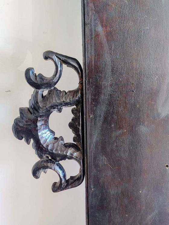 Image 1 of Panneau ancien en bois sculpté représentant un chérubin.