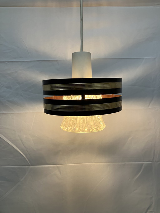 Vintage hanglamp met ijzeren ring en glazen binnen kap