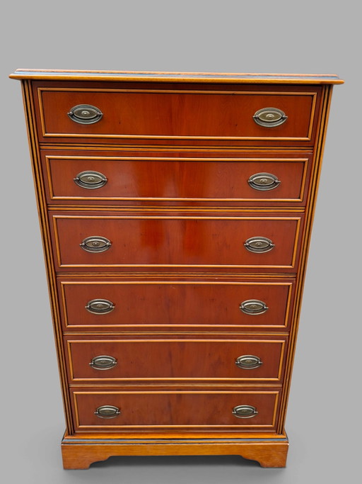 Klassische Heldense Kommode, leichte oberflächliche Kratzer auf der Oberseite Maße: 65x39cm und 106cm Hoch. – ladekasten