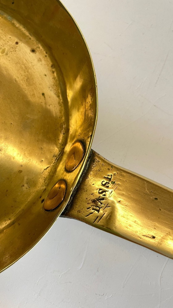 Image 1 of Antiker, niedriger Kerzenleuchter aus massivem Messing