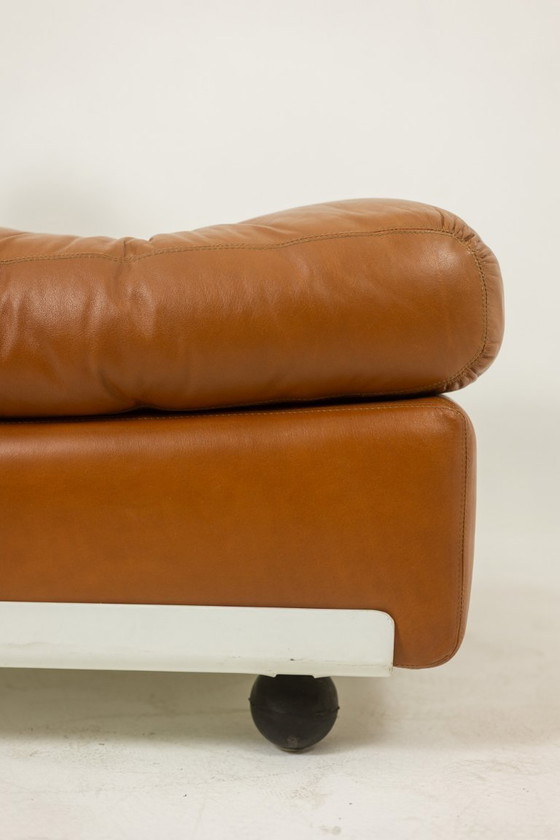 Image 1 of Mario Bellini, pour B&B  Fauteuil chauffeuse Amanta en cuir. Vers 1970