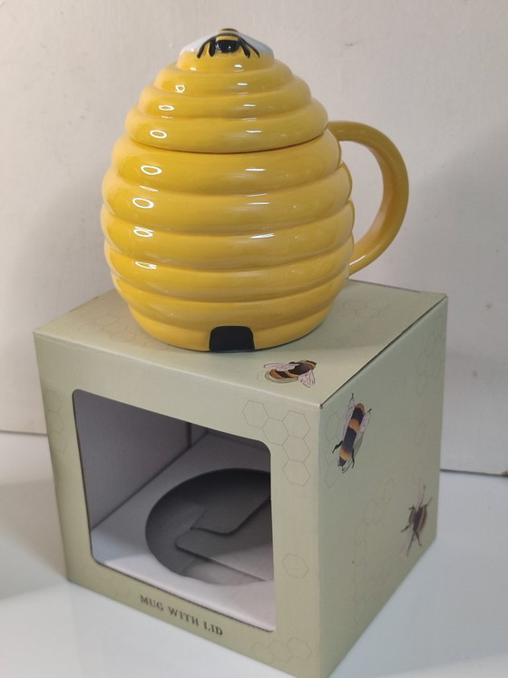 Image 1 of 4 "beehive" cups with lids + 1 "beehive" sugar bowl
