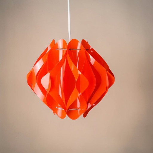 Suspension géométrique rouge en acrylique de style origami, style moderne du milieu du siècle, années 1970