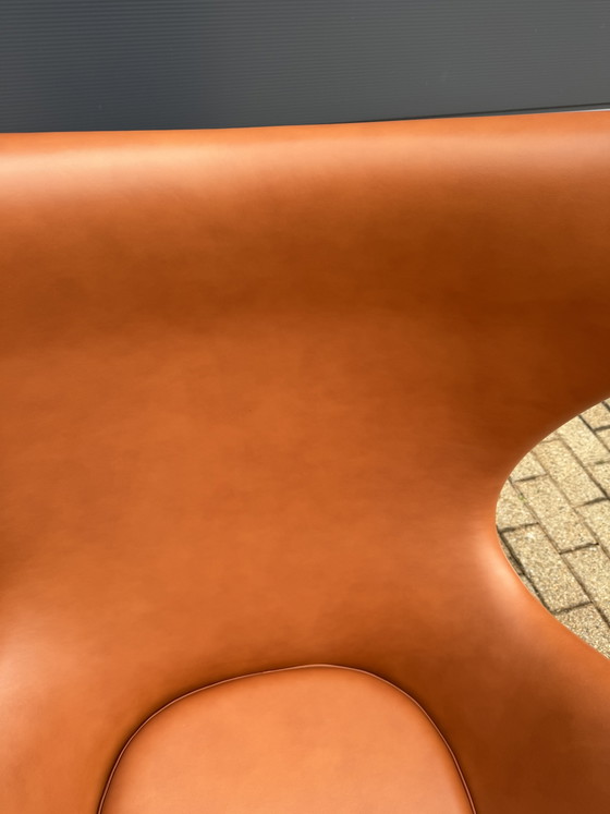 Image 1 of 2 poltrone Egg Chair di Fritz Hansen degli anni '60 in pelle color cognac, in condizioni perfette!