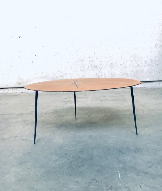 Image 1 of Mesa de centro de diseño moderno, delgada, de metal con tablero chapado en madera.