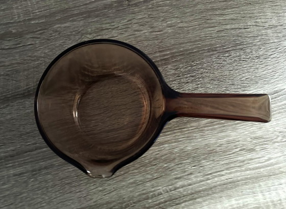 Image 1 of Dikwandige glazen steelpan van 0,7 liter, amberkleurig, Vision Corning Frankrijk