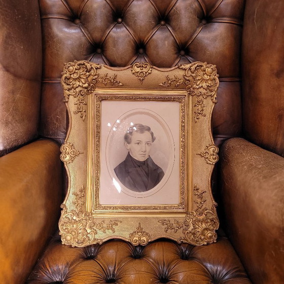 Image 1 of Grabado sobre papel “Retrato de noble” marco tallado, p. s. XX – Francia