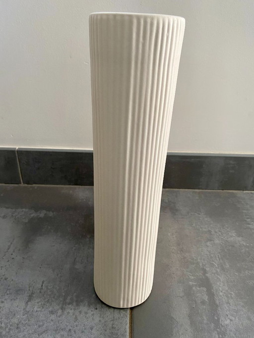 Muuto Ceramic Vase with Sculptural Shape – vazen (photo 2 of 8)