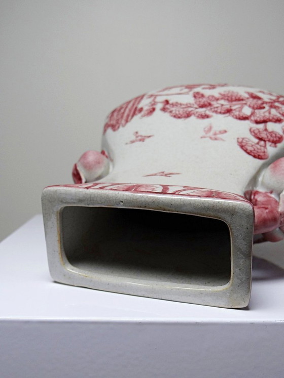 Image 1 of Roze chinoiserie balustervaas met perzikkleurige handvatten, Staffordshire-stijl, Engeland