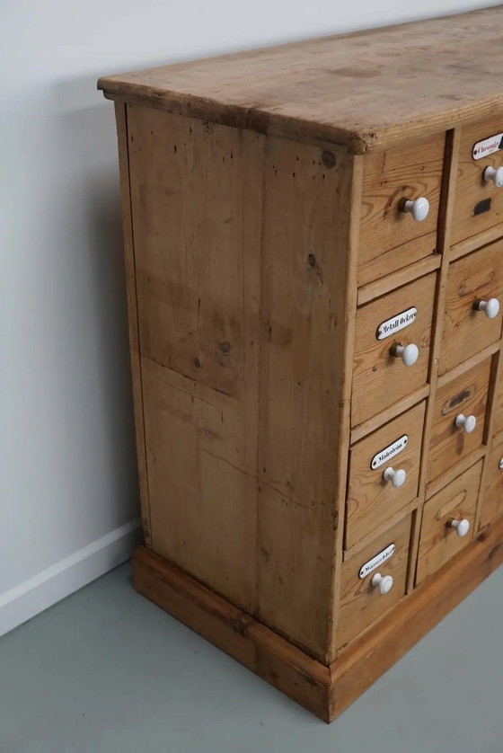 Image 1 of Antiker deutscher Kiefernholz-Apothekerschrank mit Emailleplaketten, 1900er Jahre