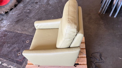 Sillón reclinable eléctrico nuevo de Poltronesofà en elegante color beige/camel.
