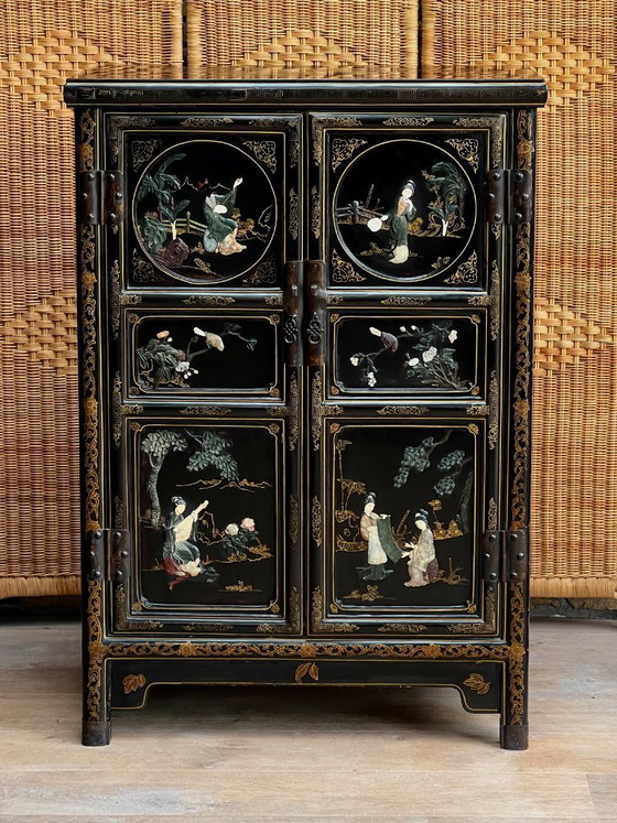 Image 1 of Armario chinoiserie antiguo con incrustaciones de nácar - Armario lacado chino