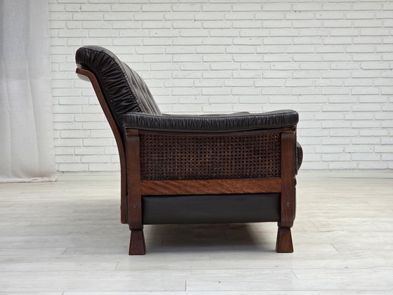 Image 1 of Sofá escandinavo de tres plazas de los años 70, tapizado en cuero, patas de teca y madera curvada.