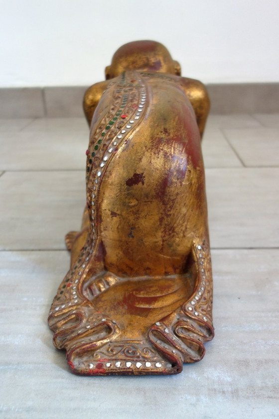 Image 1 of Standbeeld van een Birmese boeddhistische monnik in gebed, 19e eeuw