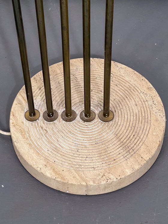 Image 1 of Goffredo Reggiani attribué. Lampadaire en laiton et travertin. Italie, années 1960