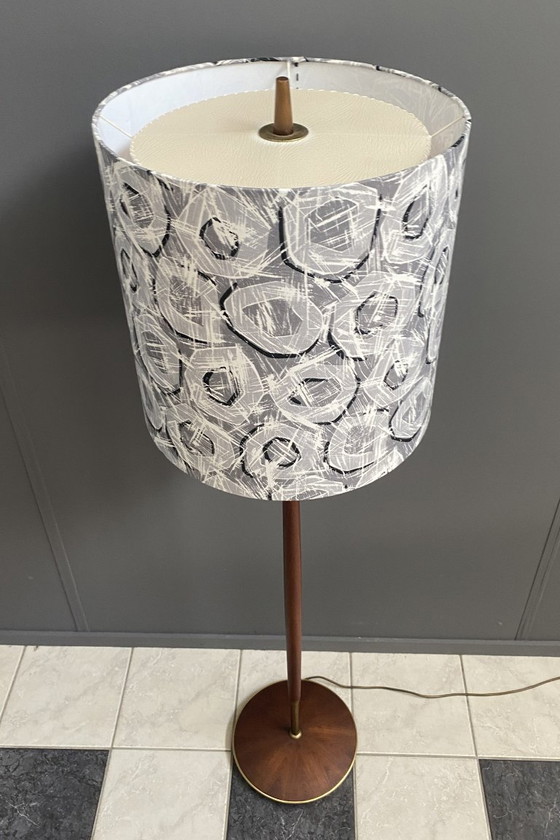 Image 1 of Lampada da terra vintage in teak con paralume stampato a ciambella