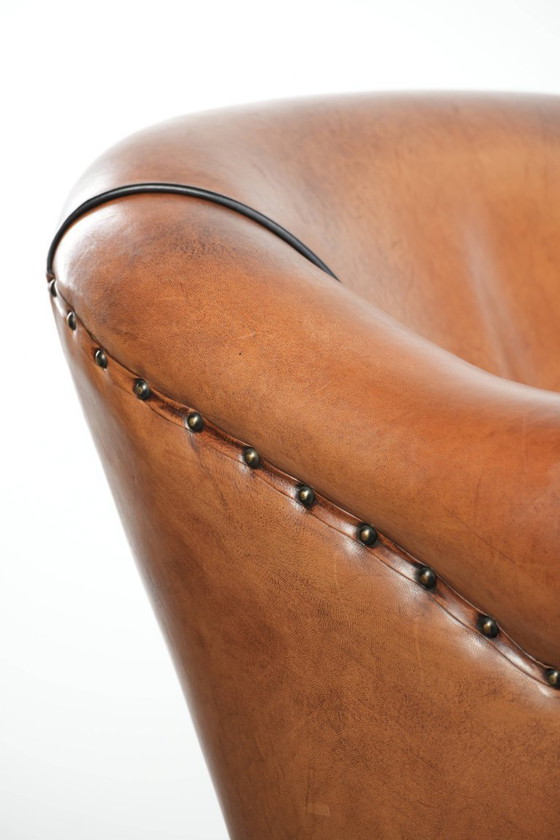 Image 1 of 2 grands fauteuils club en peau de mouton, en bon état