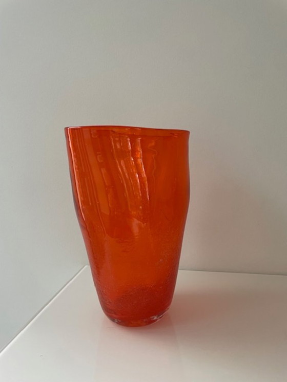 Image 1 of Jarrón soplado a mano en vidrio naranja intenso.
