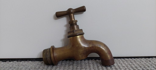 Grifo exterior de latón antiguo