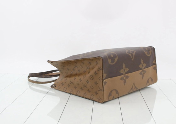 Monogram Giant Reverse OnTheGo GM 2-Weg Tote tas, Louis Vuitton, Tote tassen, Leer, Textiel, Beige (foto 4 van 15)