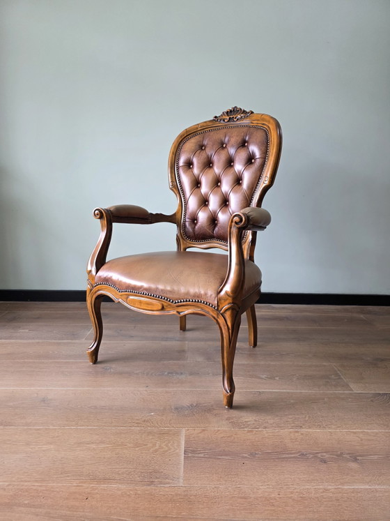 Image 1 of Klassieke vintage leren fauteuil met houten frame