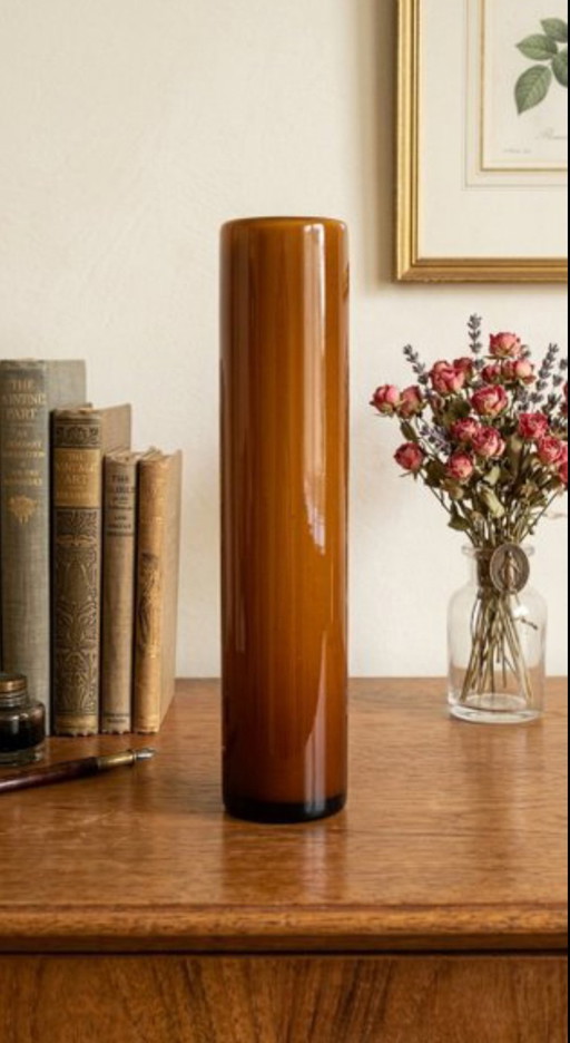 Exceptional tubular opaline uranium vase in the Mid-Century style (circa 1960), Italian tradition of Empoli