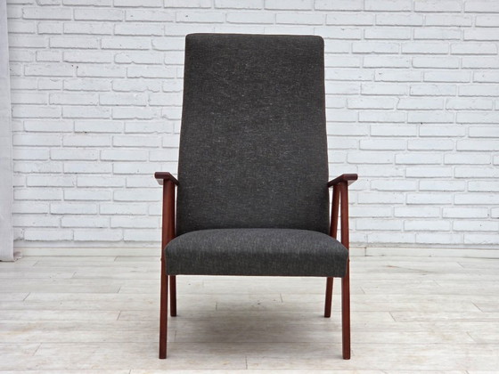 Image 1 of Sillón danés de respaldo alto de la década de 1970, tapizado en tela y madera de teca.