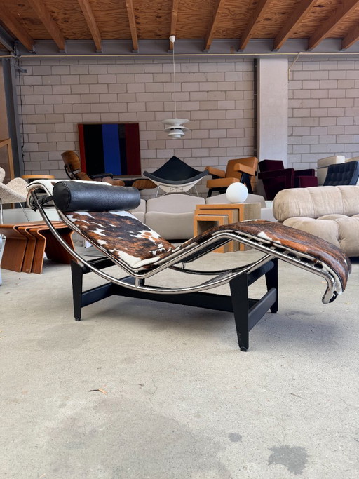 Cassina LC4 Chaiselongue in Pony von Le Corbusier – chaises longue, Leather, Metal