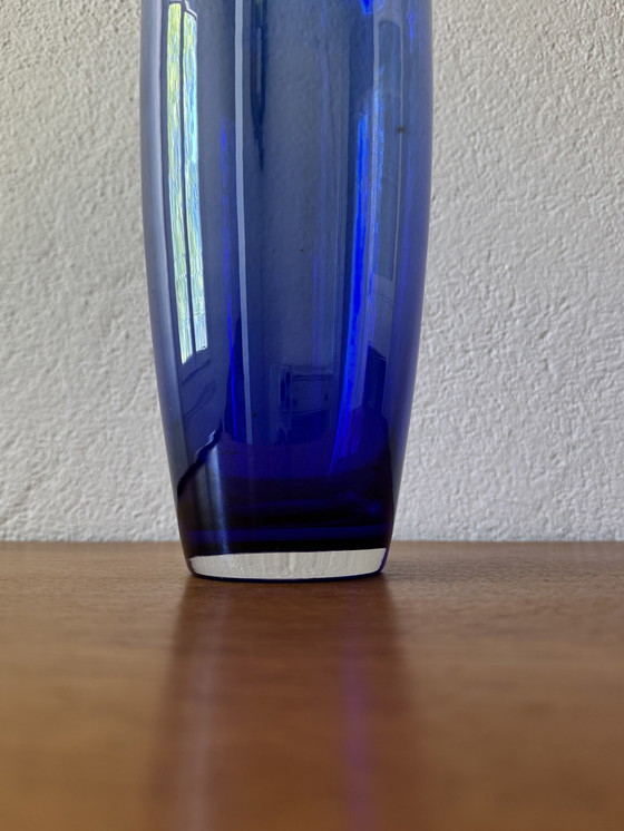 Image 1 of Blauwe iriserende kristallen vaas uit de jaren 80