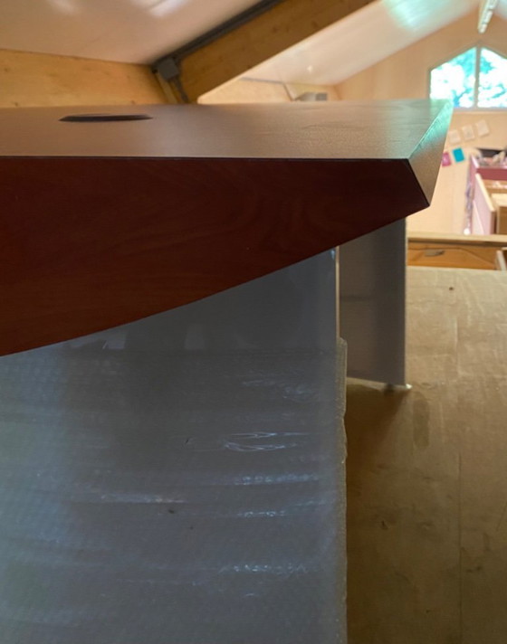 Image 1 of Jaren 80 stijl directie-bureau, houtfineer blad en witte, kunststof poten, gemaakt door meubelmaker