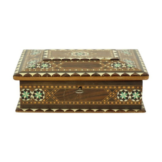 Image 1 of Caja de joyería con incrustaciones de marquetería