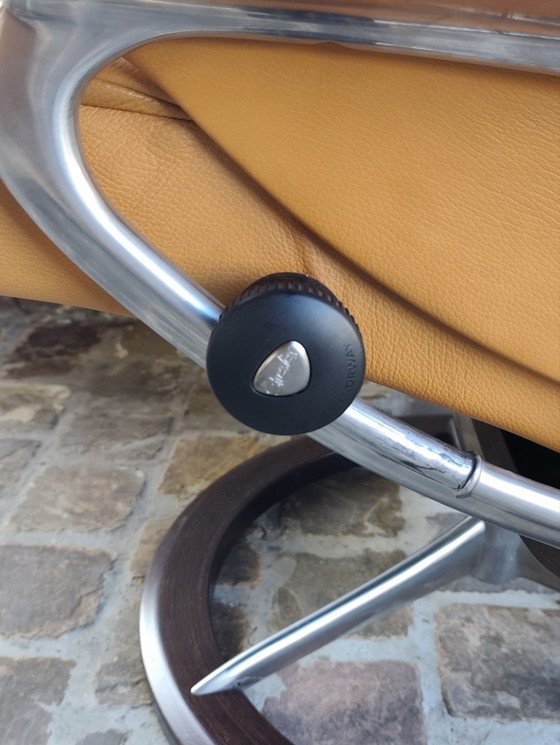 Poltrona relax in pelle Stressless M view Signature + Poggiapiedi Mayfair, Poltrone, Alluminio, Legno, Beige (foto 9 di 10)