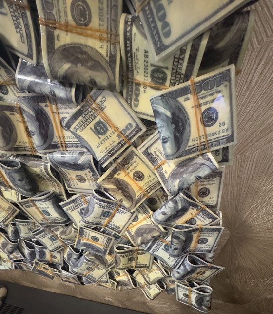 Muro de dinero de Ghost-Art – Esculturas, Other (photo 2 of 5)