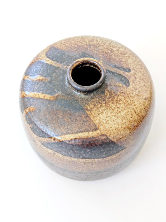 Image 1 of Vaso vintage rotondo in ceramica Studio Pottery |Smalto marrone e crema a goccia | Ceramica moderna del Medioevo