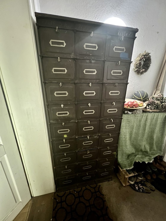 Image 1 of Armario con solapas Blödner Diseño industrial Mueble zapatero Sneaker