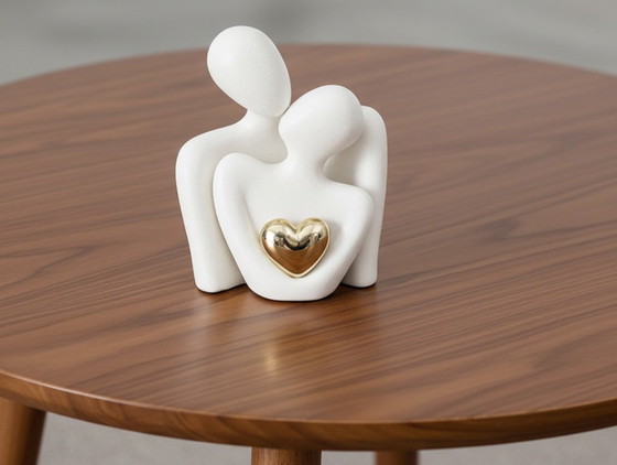 Image 1 of Keramische sculpturen van een knuffelend stel.