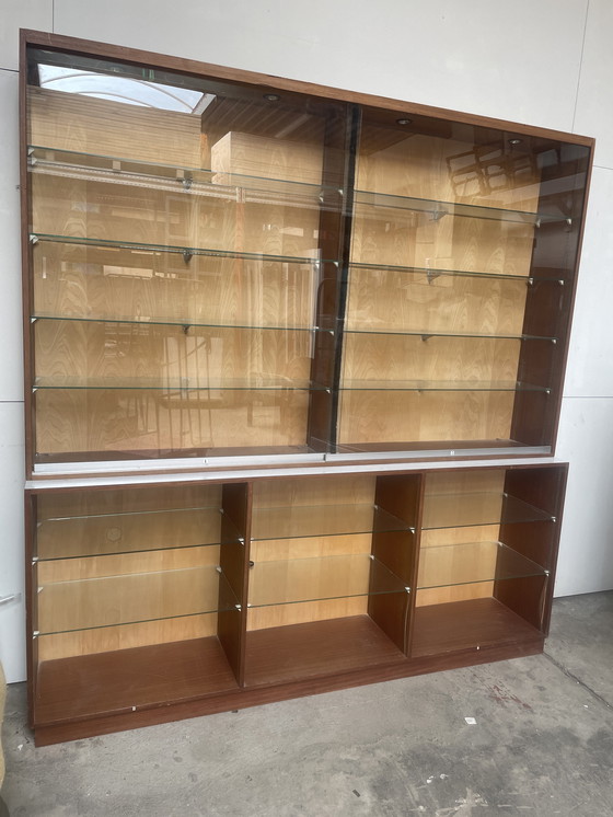 Image 1 of Jaren 60 Winkelkast Verzamelkast Met Glazen Schuifdeuren Boven