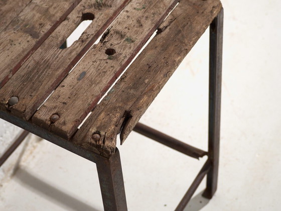 Antique industrial stool in pine wood and iron – Central Europe, circa 1950 – Industrieel (photo 28 of 33)