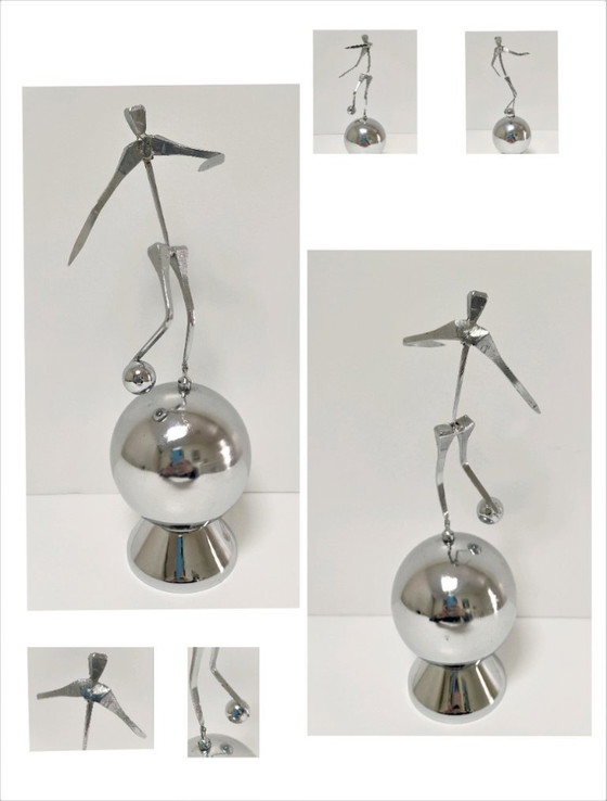 Image 1 of Escultura deportiva de acero con el sello de una corona de orfebre