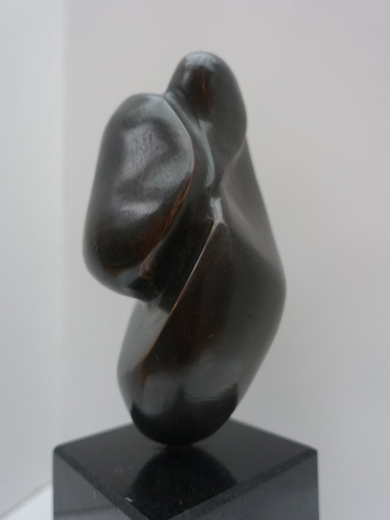 Image 1 of Estatuilla abstracta de bronce.