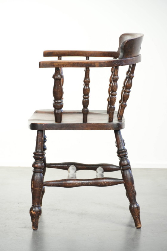 Image 1 of Houten Engelse antieke pub/ captain chair uit eind 19e eeuw met karakter en een prachtige kleurstelling
