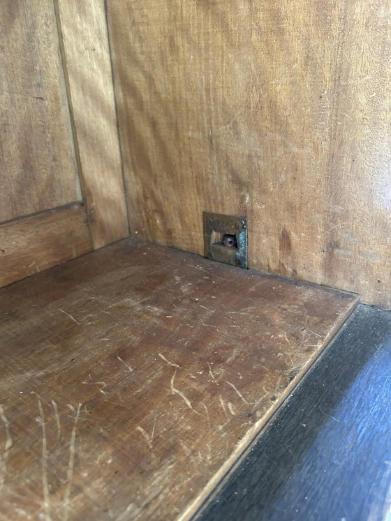 Image 1 of Antiker brauner Schrank mit Glas